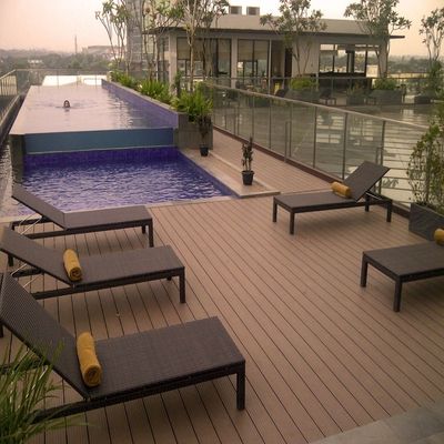 Swimmingpool Wpc-Decking deckt wasserdichten ausbreitenden fester Kern zusammengesetzten Decking mit Ziegeln