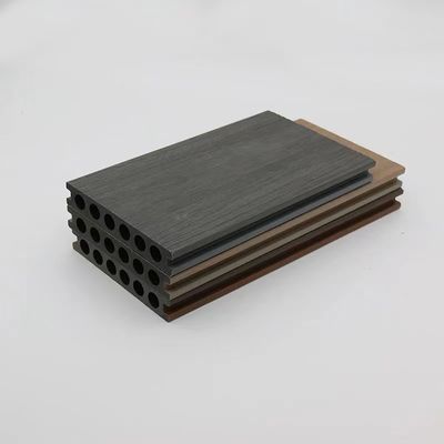 Dunkelgrauer hohler zusammengesetzter Decking WPC, der mit einer Kappe bedeckte Verbundplatte-Bretter versandet